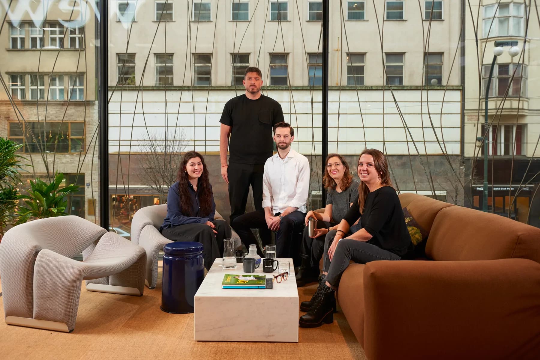 Společná fotografie studia Groovio v jejich kancelářích WeWork na Národní třídě v Praze