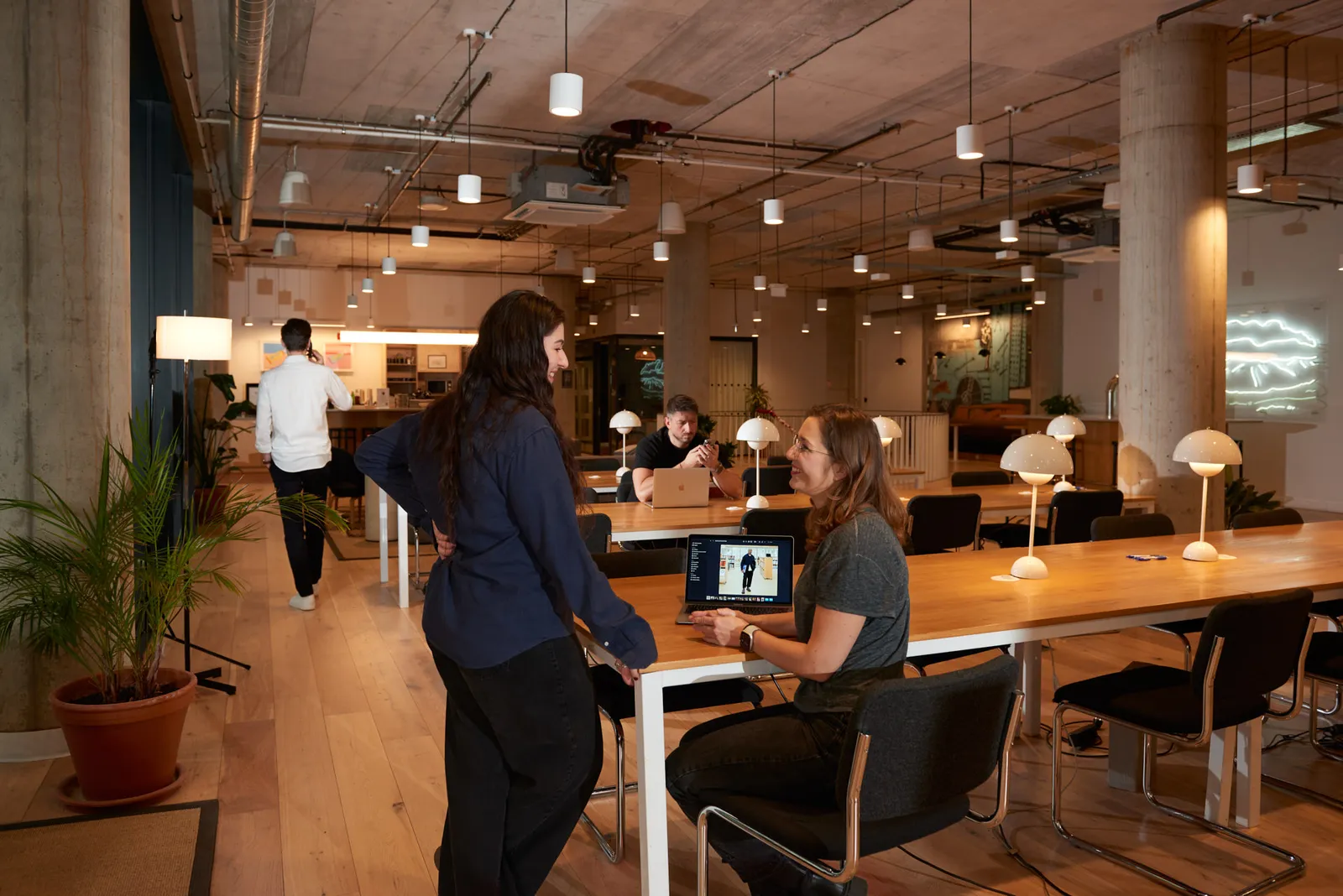 Otevřený prostor kanceláře WeWork, kde Groovio pracuje