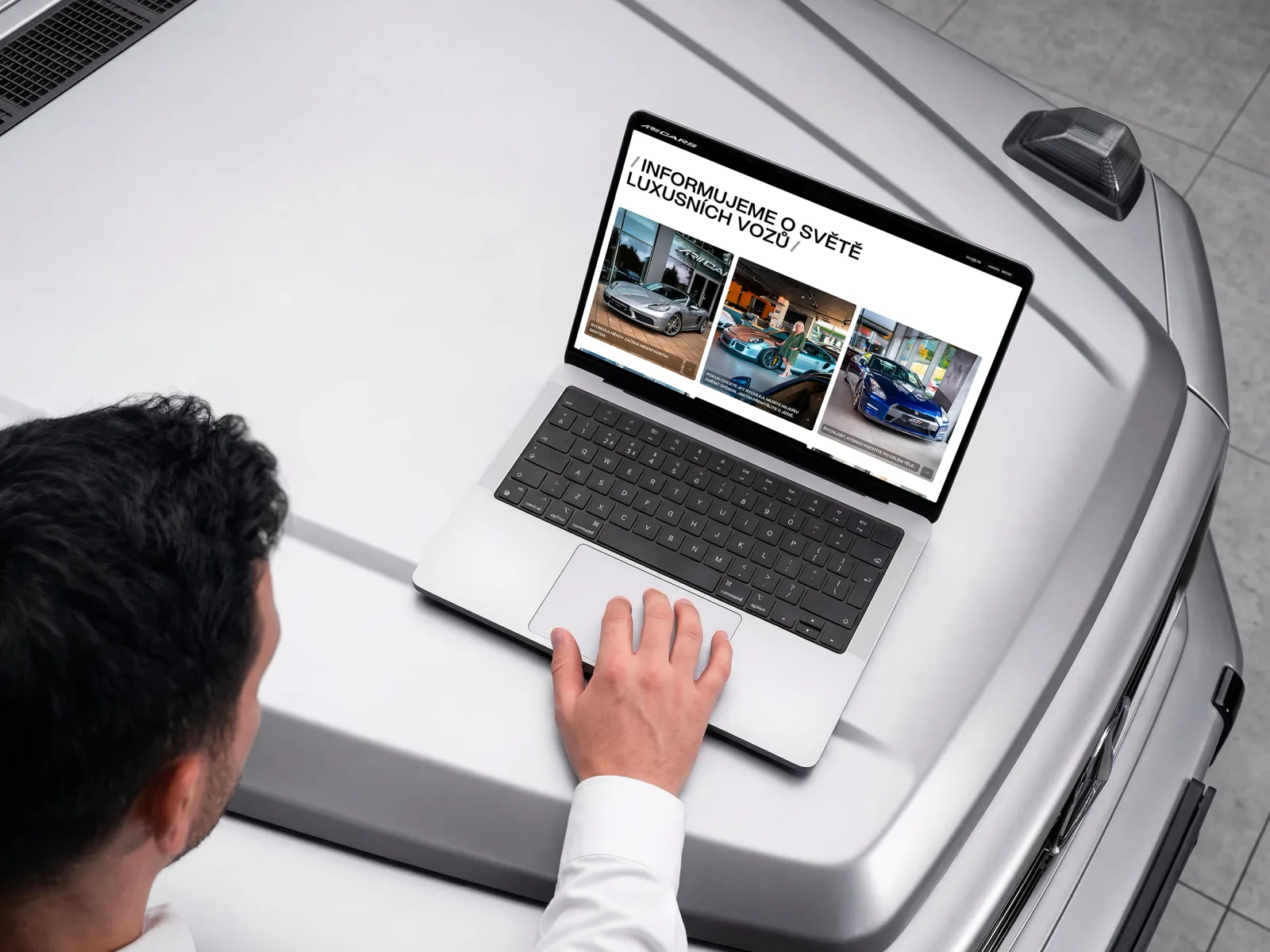Mockup webu AR CARS na MacBooku