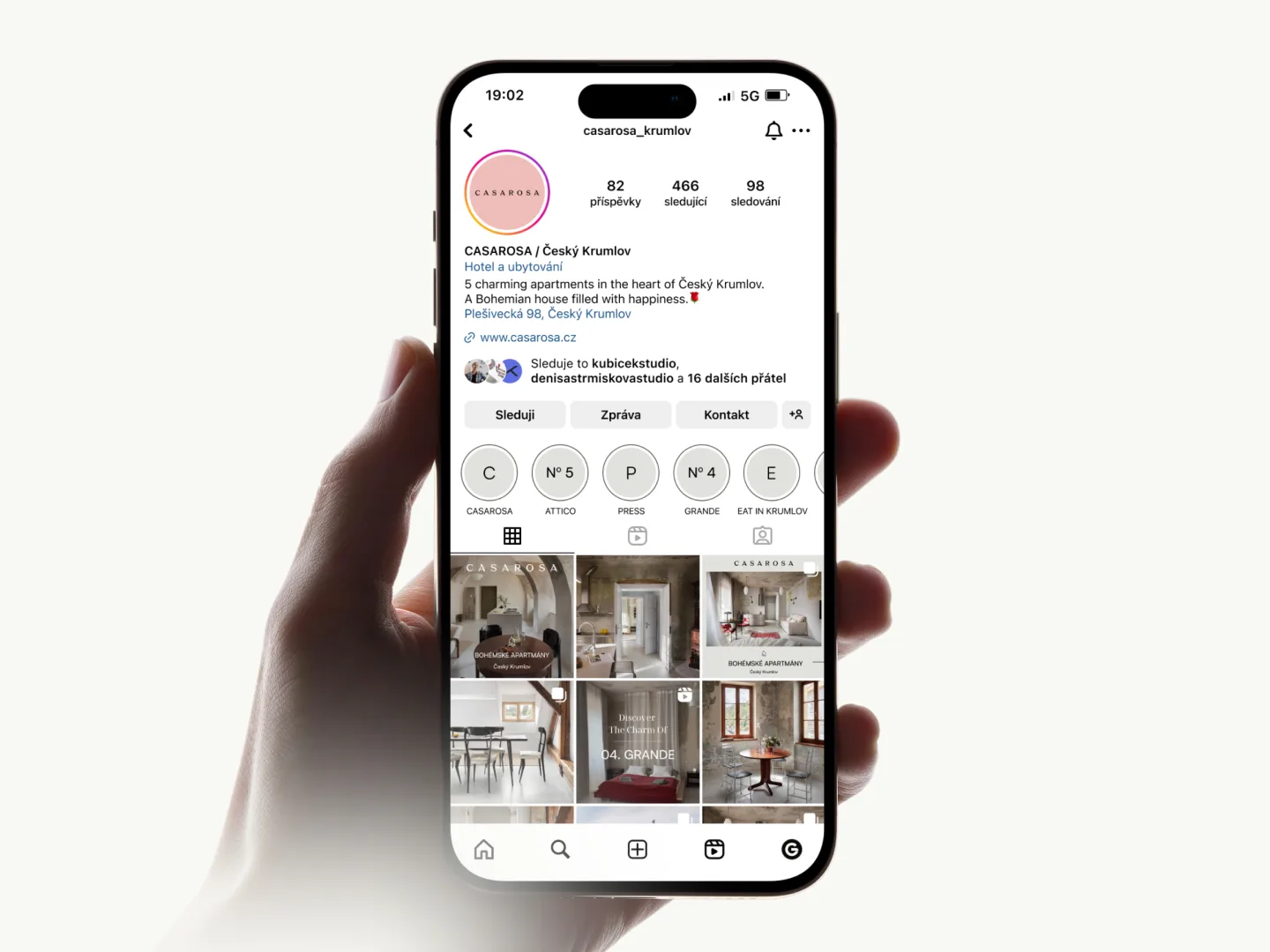 CASAROSA — Instagram profil @casarosa_krumlov v telefonu