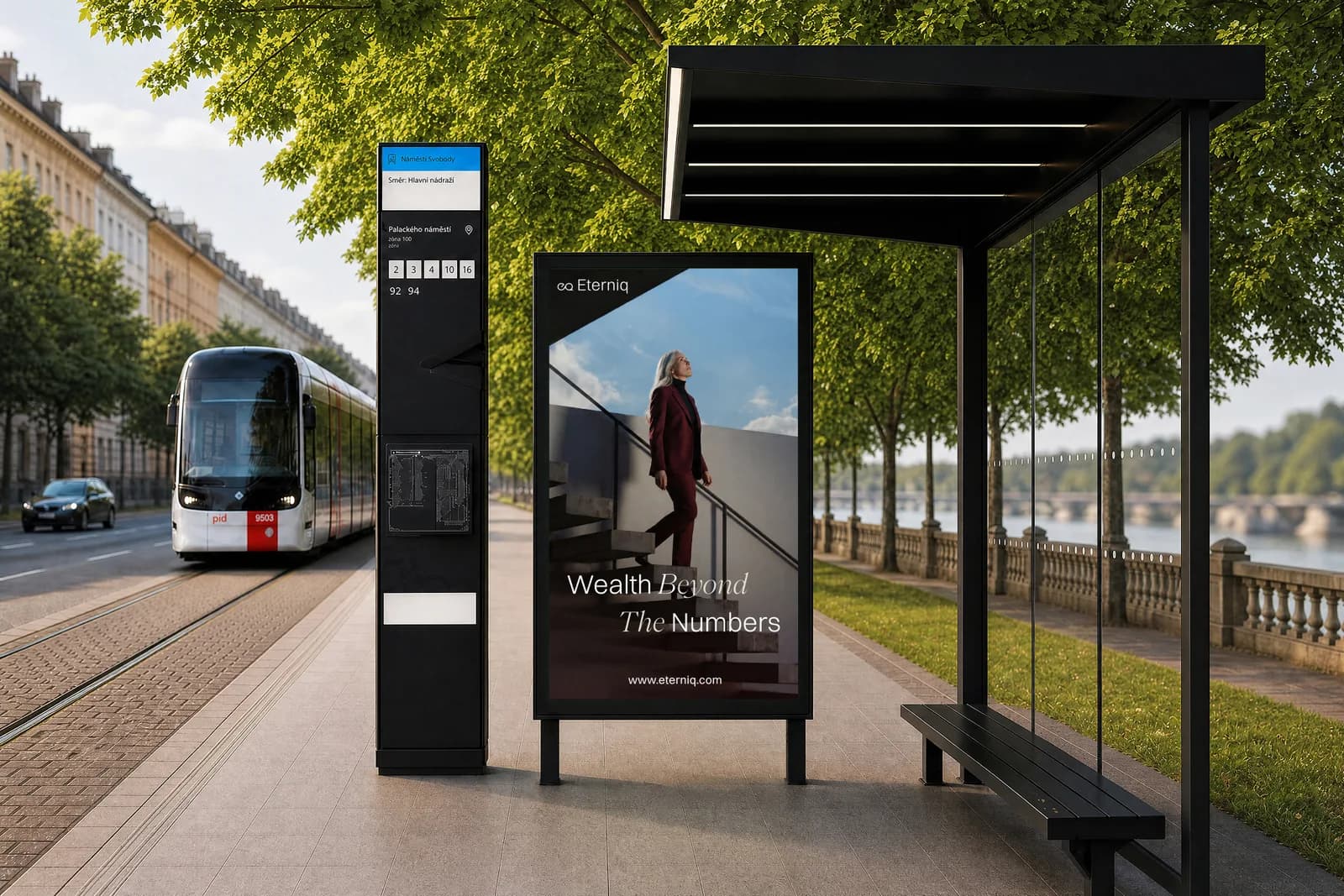 Citylight Eterniq na zastávce tramvaje