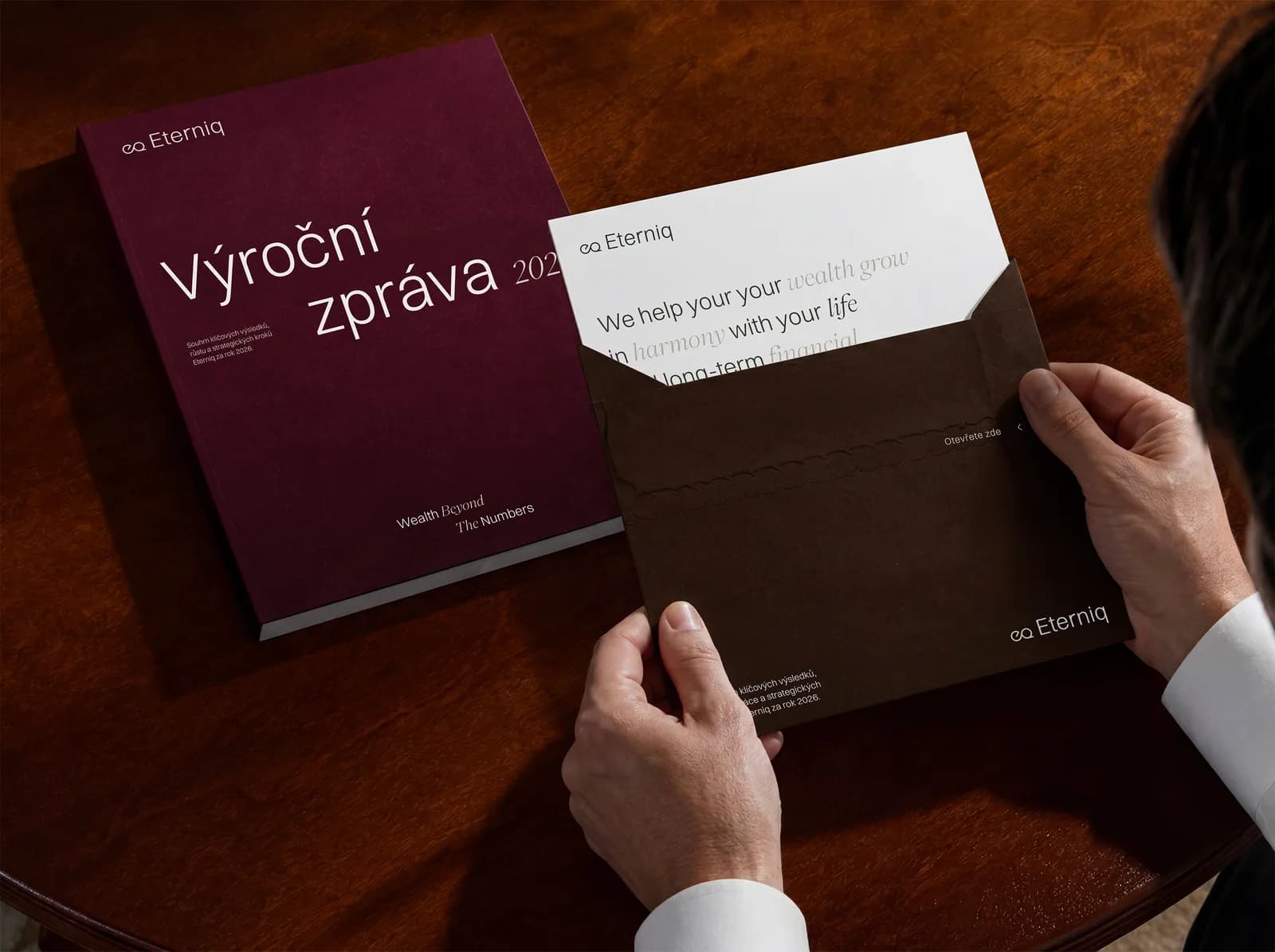 Výroční zpráva a dopis Eterniq v obálce