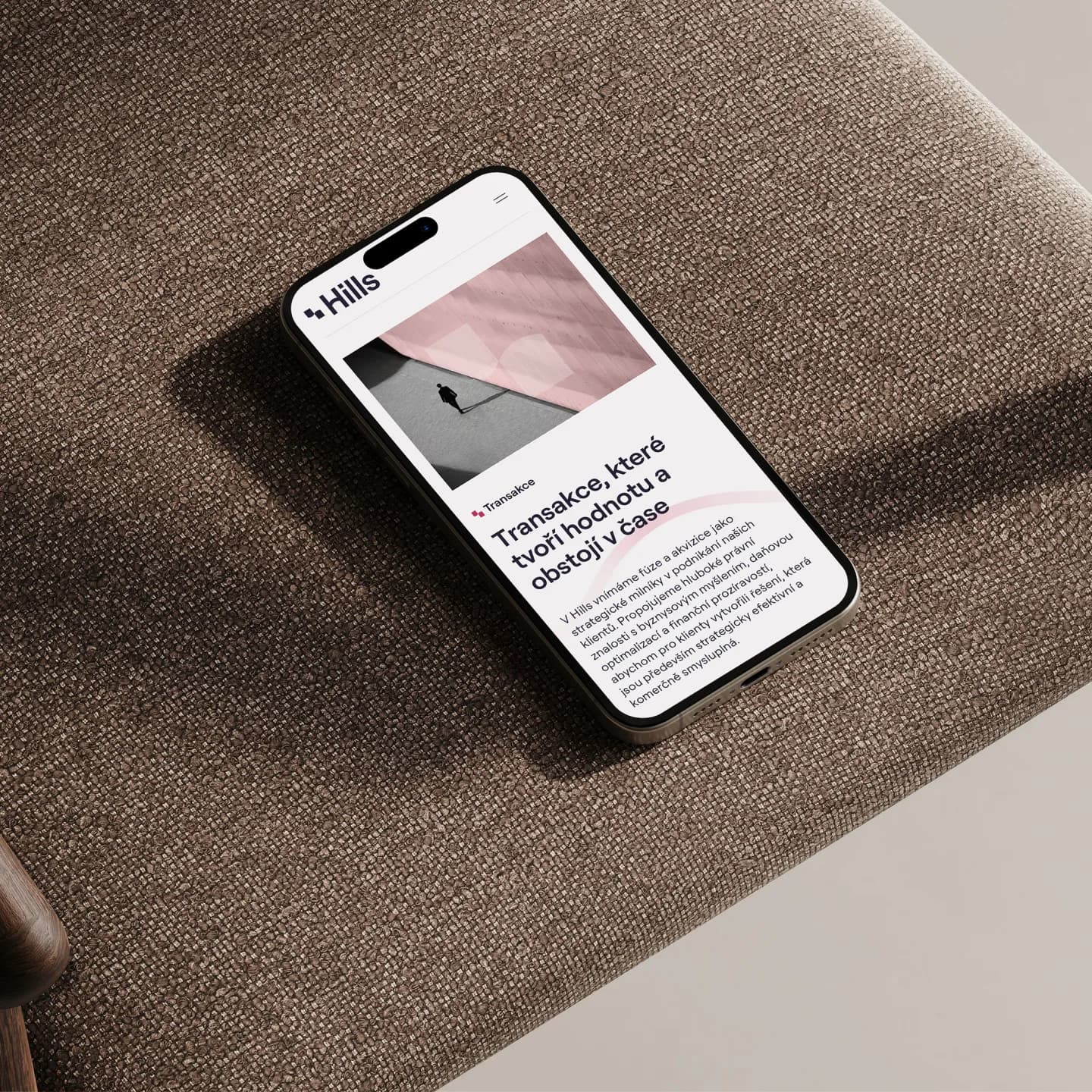 Hills Advisory — web na telefonu, článek o transakcích