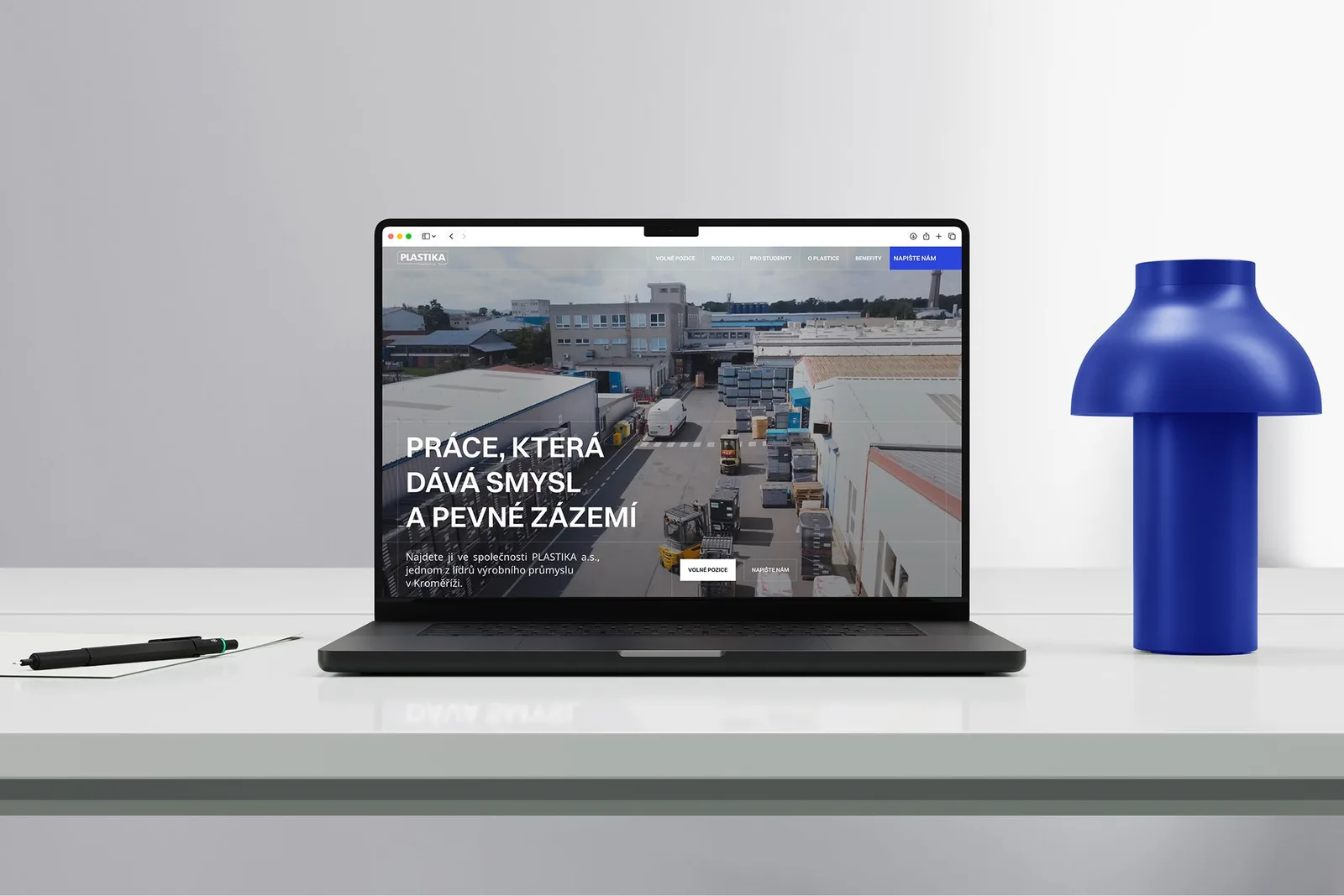 Kariérní web PLASTIKA — hero na MacBooku